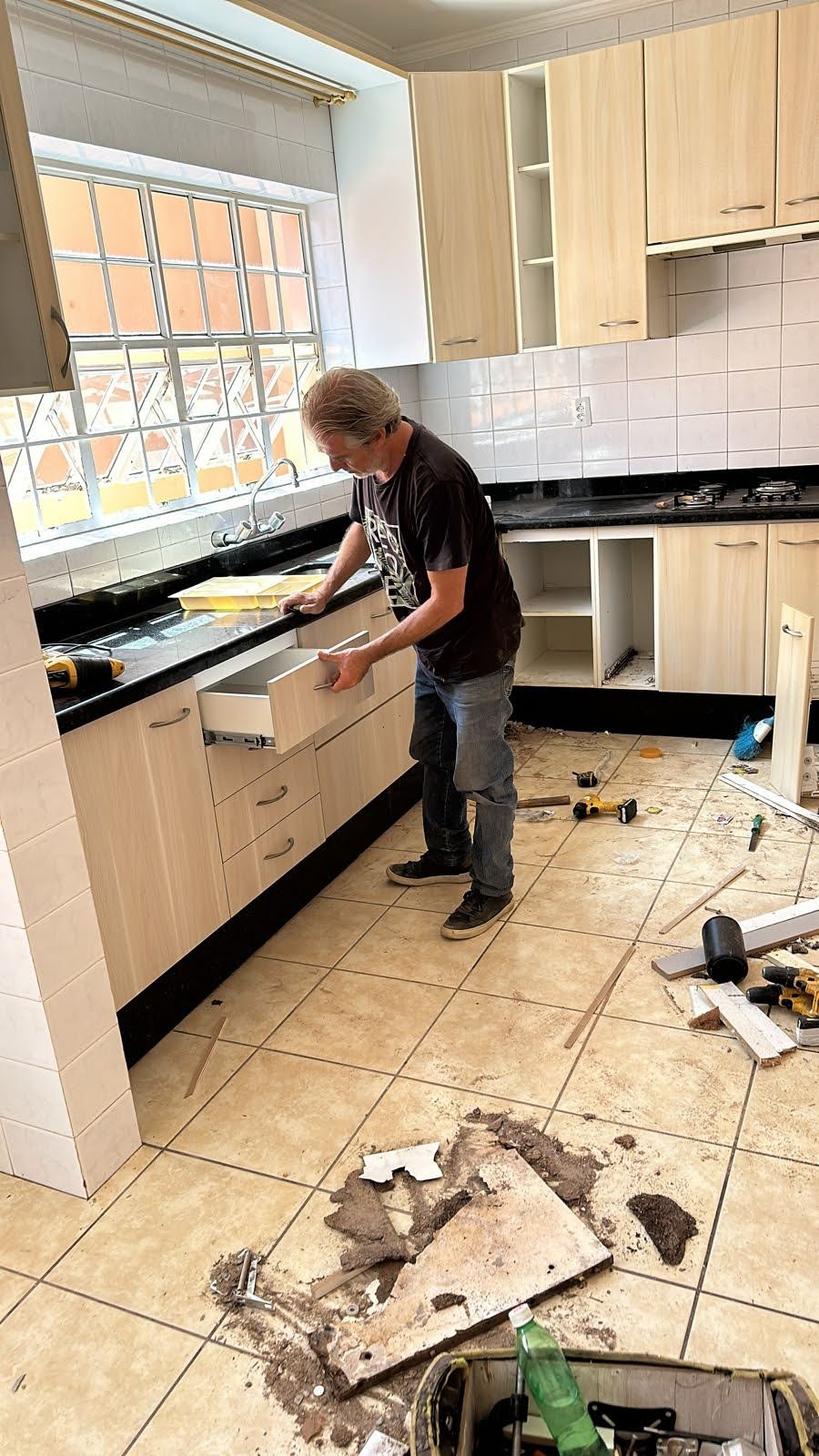 Marceneiro restaurando móveis planejados de cozinha